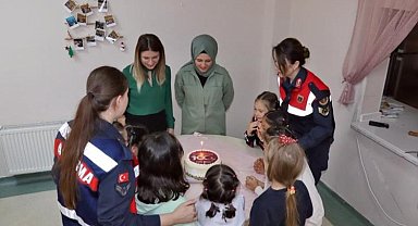 Kütahya'da jandarma Çocuk Sevgi Evinde çocukları sevindirdi