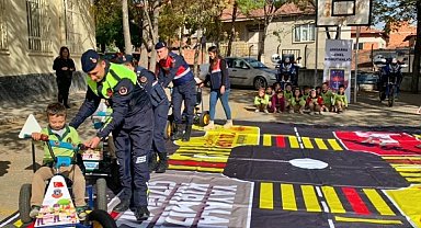 Kütahya'da jandarmadan öğrencilere trafik güvenliği eğitimi