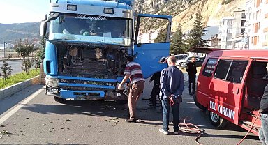 Lastiği patlayan tır karşı şeride geçti