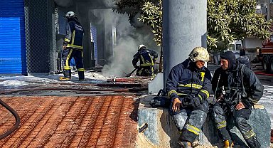 Lastik deposunda çıkan yangın saatler süren müdahale sonunda kontrol altına alındı