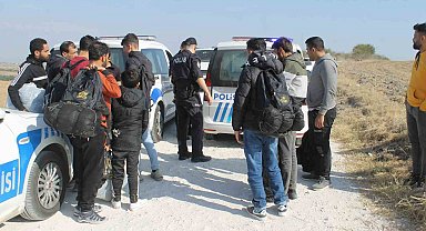 Lastikleri patlayınca yakalandılar: 21 göçmen ve 4 göçmen taciri yakalandı
