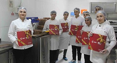 Liseliler Cumhuriyet'in 100'üncü yılını 'Çikolis' ile tatlandırdı