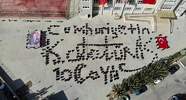 Liseliler Cumhuriyetin 100. yaşı ve Atatürk'ün imzasını çizdi