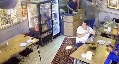 Lokantanın çatısı kısmen çöktü: Müşteriler kıl payı kurtuldu, o anlar kamerada