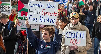 Londra'da binlerce kişi Filistin'e destek için bir kez daha yürüdü