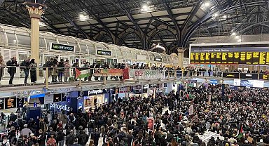 Londra'da tren istasyonunda Gazze'de ateşkes için oturma eylemi