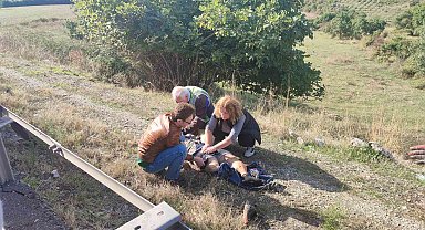 Lüks araç emniyet şeridindeki kamyonete çarptı: 2 yaralı