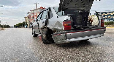 Lüks araç kırmızı ışıkta bekleyen otomobile çarptı: 3 yaralı