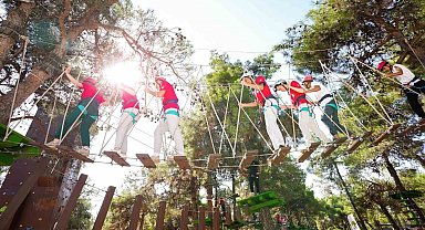 Macera parkurlarında eğlenceli ve adrenalin dolu anlar yaşadılar