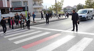 Mahalle muhtarı öğrenciler için her sabah trafiği durduruyor