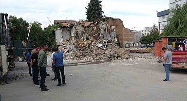 Malatya'da ağır hasarlı bina çöktü