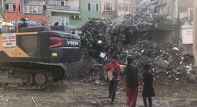 Malatya'da çocuklar enkaz alanında tehlikeye aldırış etmeden hurda topluyor