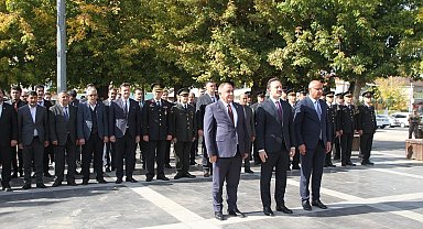 Malazgirt'te 29 Ekim Cumhuriyet bayramı çelenk koyma töreni yapıldı