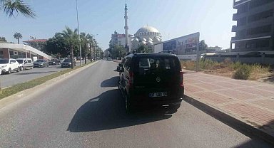 Manavgat'ta hafif ticari araçla motosiklet çarpıştı: 1 yaralı