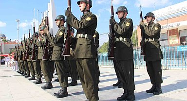 Manisa'da Cumhuriyet'in 100. yılı kutlamaları 21 pare top atışıyla başladı