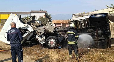 Manisa'da şarampole devrilen tırın sürücüsü yaralandı