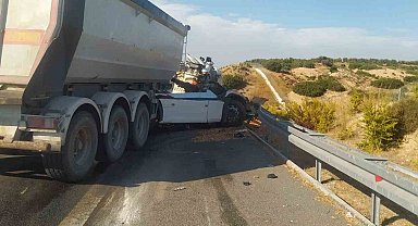 Manisa'da tırla kamyon çarpıştı: 1 ölü