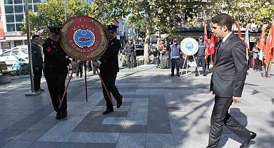Manyas'ta Cumhuriyet Bayramı çelenk sunumu ile başladı