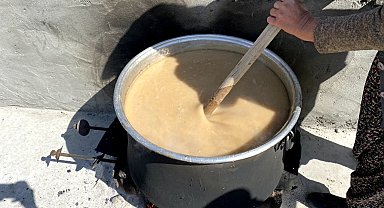 Mardin'de üzüm şırasından yapılan yöresel tatlı 'Harire' geleneği sürüyor