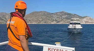 Marmaris açıklarında motoru arızalanan ve sürüklenen lüks tekne kurtarıldı