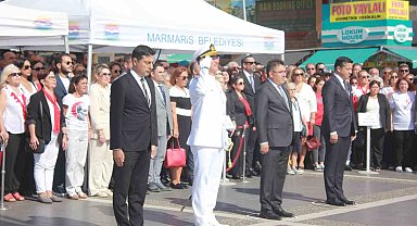 Marmaris'te cumhuriyetin 100.yılında Atatürk büstüne çelenk sunuldu