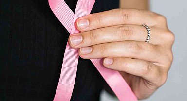 Meme kanserine karşı 20 yaşından sonra her kadın kendini muayene etmeli