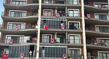 Menemen'de 100. yıl coşkusu: 100 bin bayrak sokak sokak dağıtılıyor