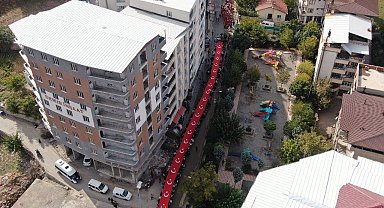 Mereto Dağı eteklerinde dev Türk bayrağı eşliğinde 100. yıl yürüyüşü