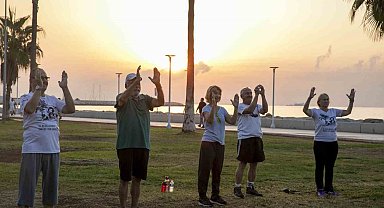 Mersin'de güneşin doğuşu eşliğinde sabah sporu
