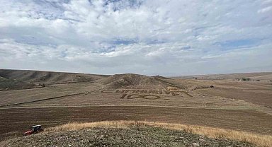 Merzifonlu çiftçiden tarlada 100. yıl kutlaması