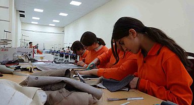 Mesleğe dikiş yaparak hazırlanıyorlar