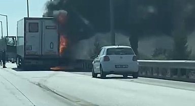 Meyve yüklü tır alev alev yandı