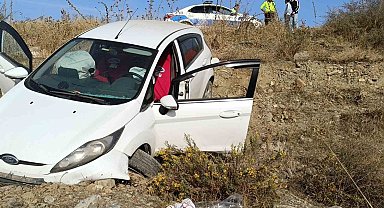 Mıcır nedeniyle yolda kayan otomobil şarampole devrildi: 2 yaralı