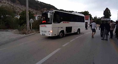 Midibüse çarpan motosikletli yaralandı