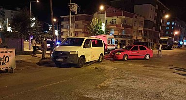 Minibüs ile otomobil çarpıştı: 1 yaralı