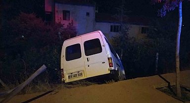 Minibüs ve otomobil çarpıştı: 4 yaralı