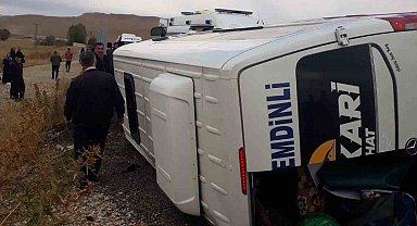 Minibüs yan yattı: 10 yaralı