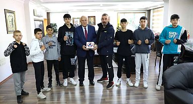 Minik boksörlerden eski boksör Başkan Pekmezci'ye ziyaret