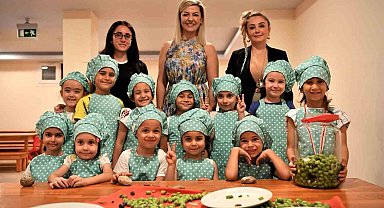 Minik eller, parkta yetişen zeytinleri işledi