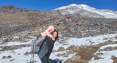 Minik Nisa annesiyle Ağrı Dağı zirvesine çıktı