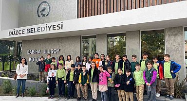 Minik öğrenciler kütüphaneye hayran kaldı