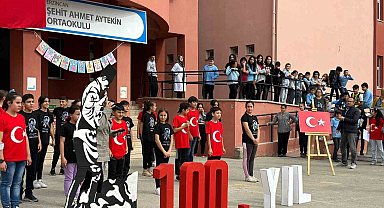 Minik öğrencilerden 100. yılda bayrak sergisi
