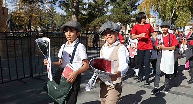 Minikler eller Cumhuriyeti müjdeledi