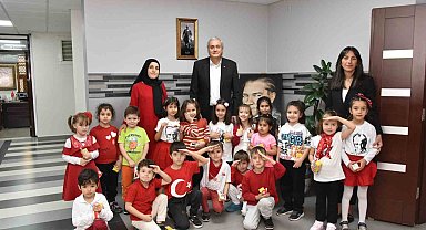 Miniklerden Başkan Bakkalcıoğlu'na 100. yıl kutlaması