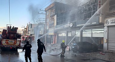 Mobilya imalathanesindeki yangın söndürüldü: Çevre evler zarar gördü