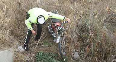 Motosiklet levhalara çarpıp şarampole düştü: 2 yaralı