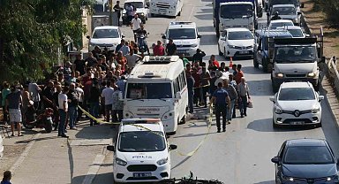 Motosiklet sürücüsü önce yayaya sonra minibüse çarptı: 1 ölü, 1 yaralı