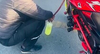 Motosiklet sürücüsünden ilginç yöntem: Bedava benzin topladı
