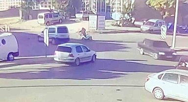 Motosiklet sürücüsünün ölümden döndüğü an kameraya yansıdı