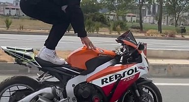 Motosiklet üzerinde tehlikeli yolculuk kamerada